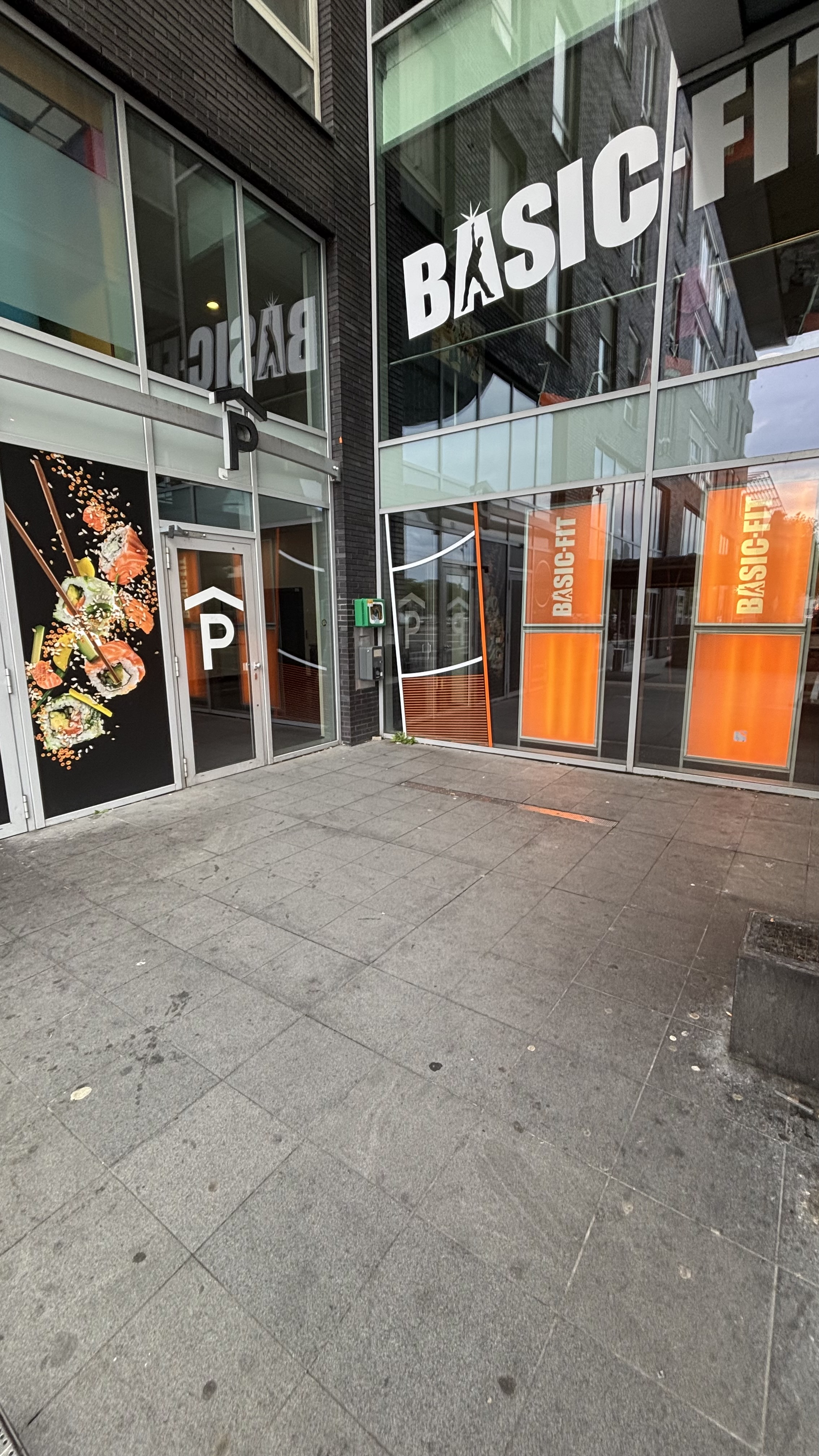 AED naast Pathé Breda