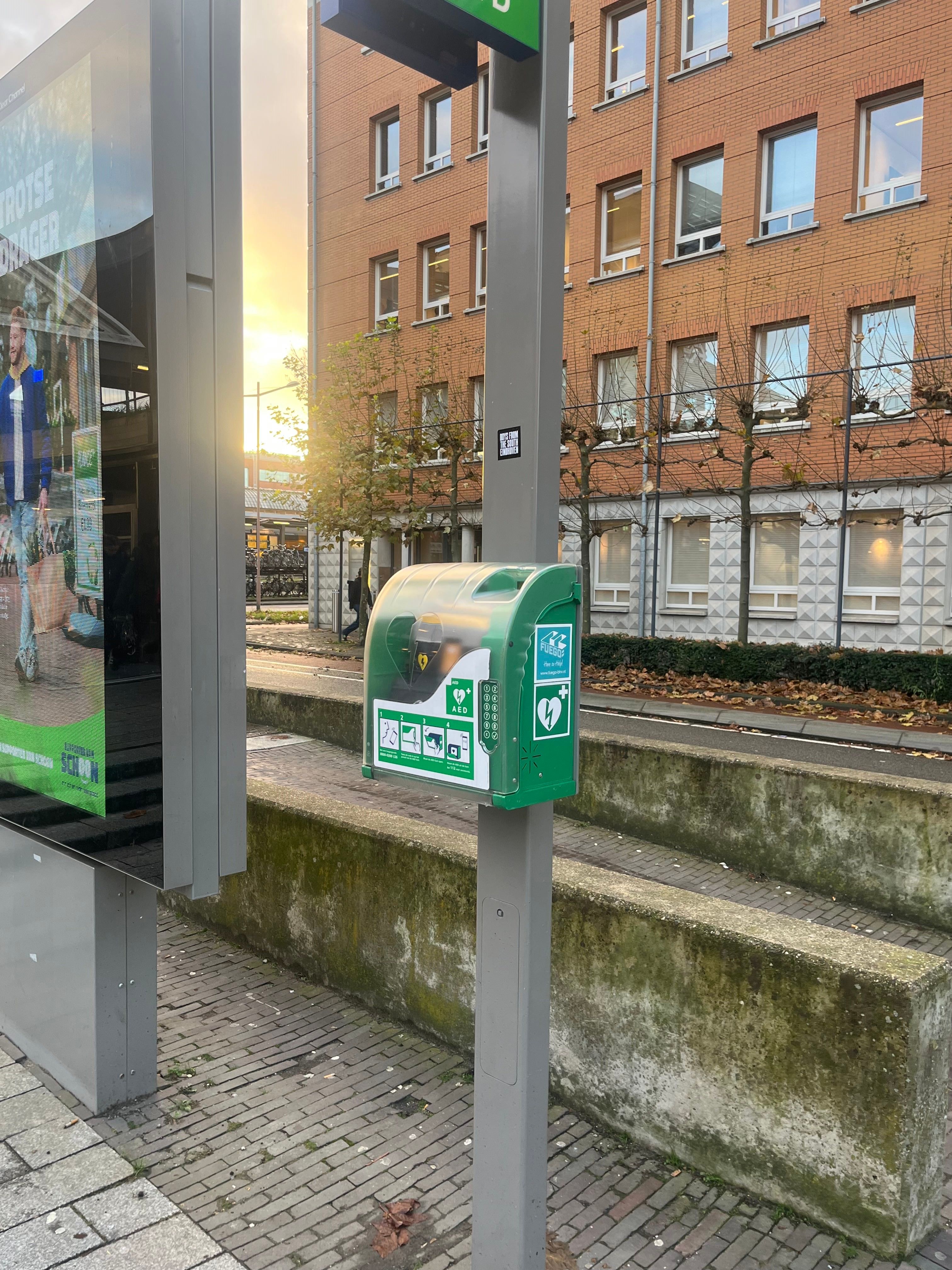 AED at west side of station 's-Hertogenbosch, 's-Hertogenbosch